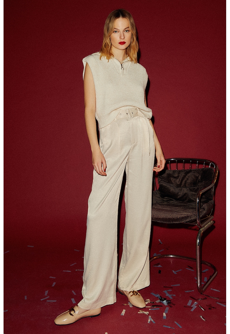 Pantaloni cu croiala ampla si curea Pantaloni cu croiala ampla si curea