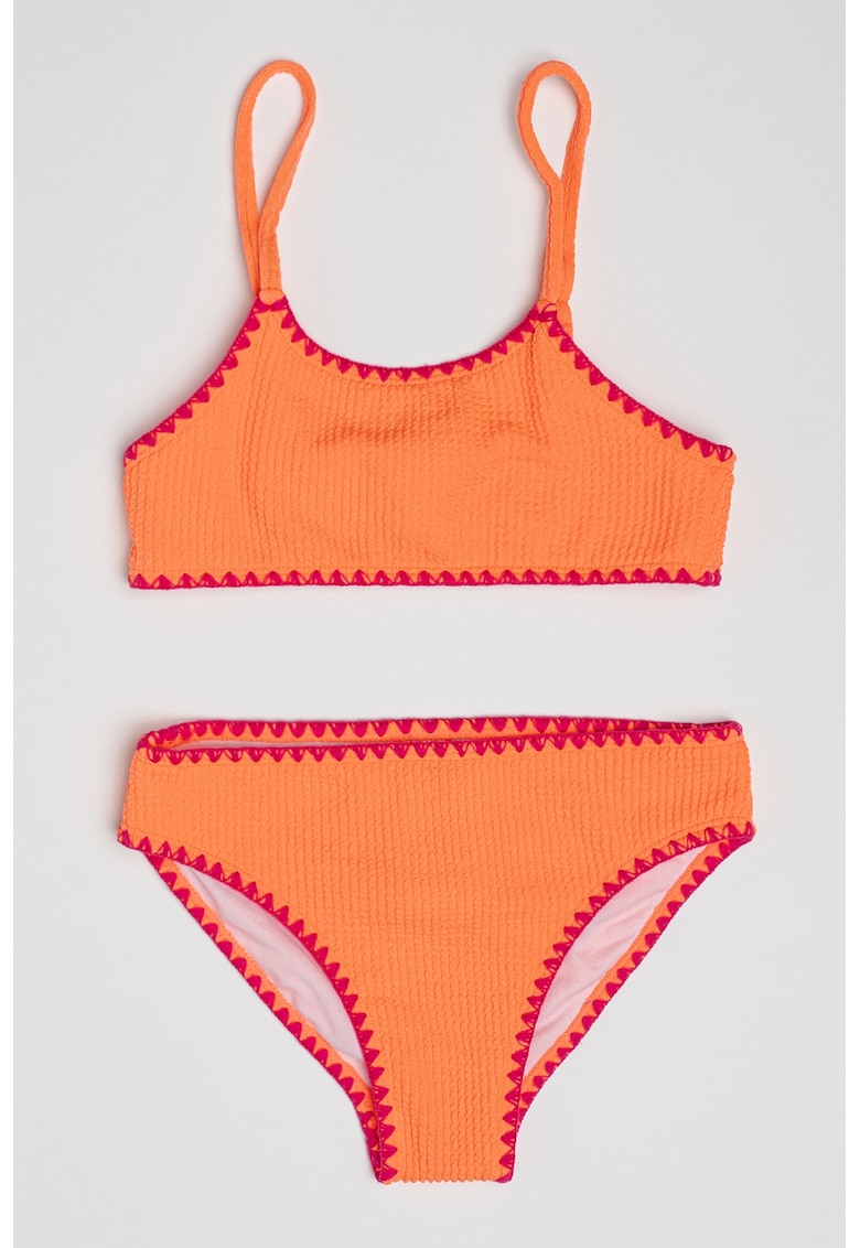 Costum de baie in doua piese cu detalii contrastante