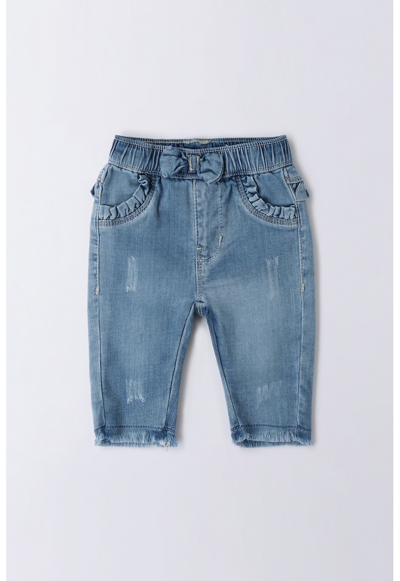 Blugi cu detalii deteriorate