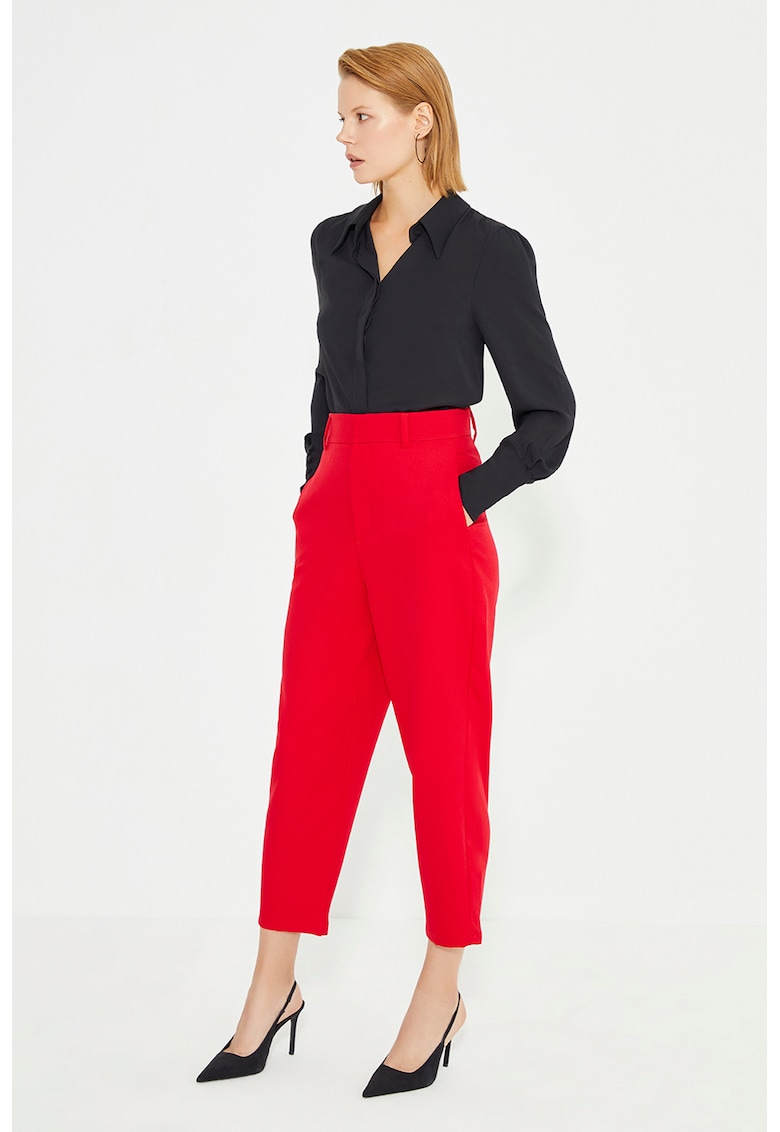 Pantaloni crop cu croiala conica si buzunare laterale