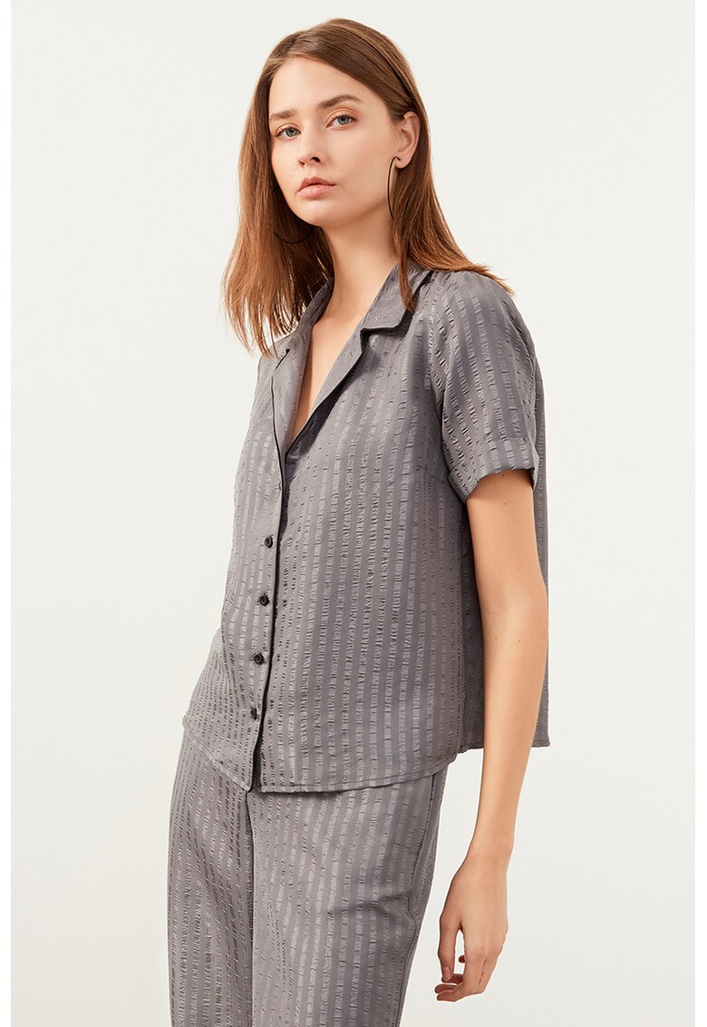 Camasa cu aspect satinat si model in dungi