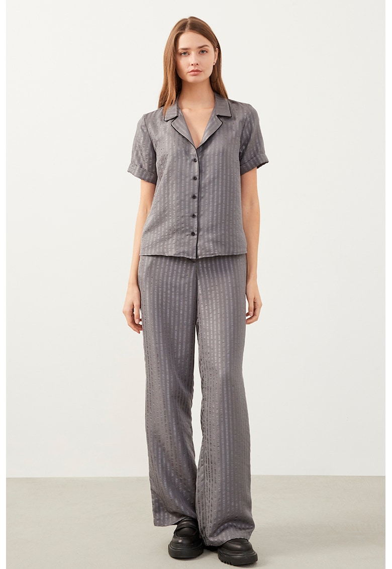 Pantaloni cu croiala ampla si model in dungi