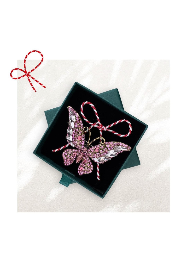 Brosa aurie - forma de fluture cu pietre roz - cu snur de martisor si cutiuta cadou - Aliza Brosa aurie - forma de fluture cu pietre roz - cu snur de martisor si cutiuta cadou - Aliza