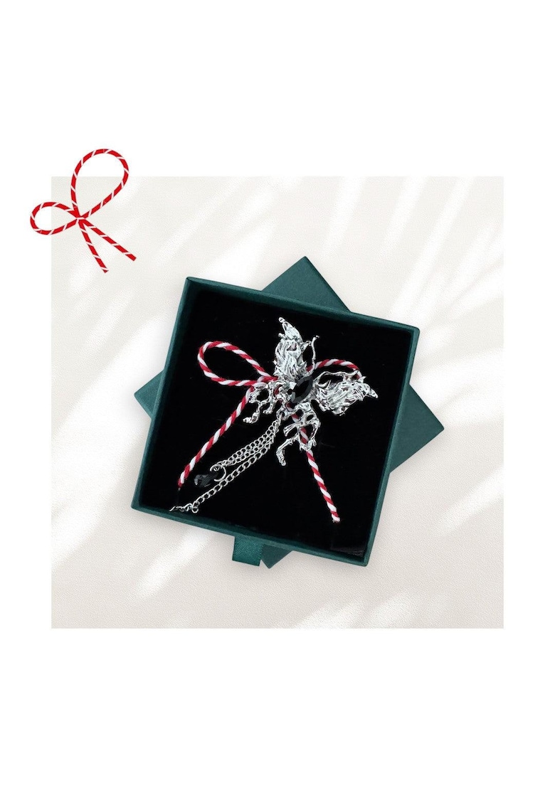 Brosa argintie - forma de fluture - cu snur de martisor si cutiuta cadou - Alois