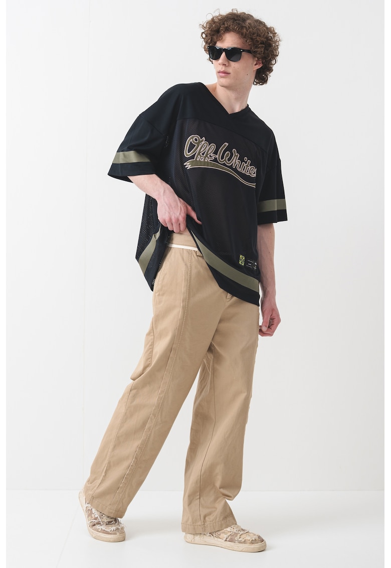 Tricou cu logo supradimensionat si decolteu la baza gatului