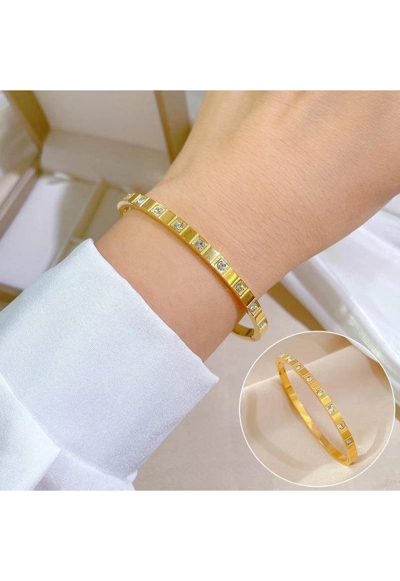 Bratara aurie - din otel inoxidabil - tip bangle - cu pietre din zirconiu - suflata cu aur 18k - Bendicta C2 Bratara aurie - din otel inoxidabil - tip bangle - cu pietre din zirconiu - suflata cu aur 18k - Bendicta C2