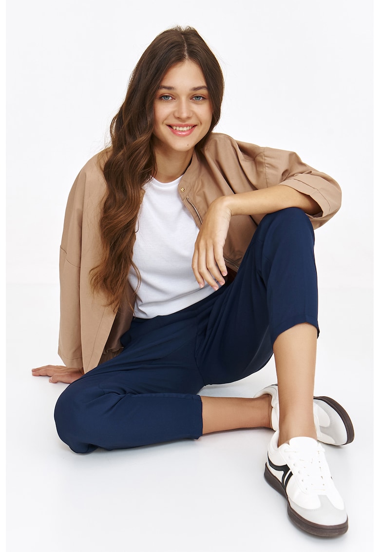 Tricou striat cu decolteu la baza gatului