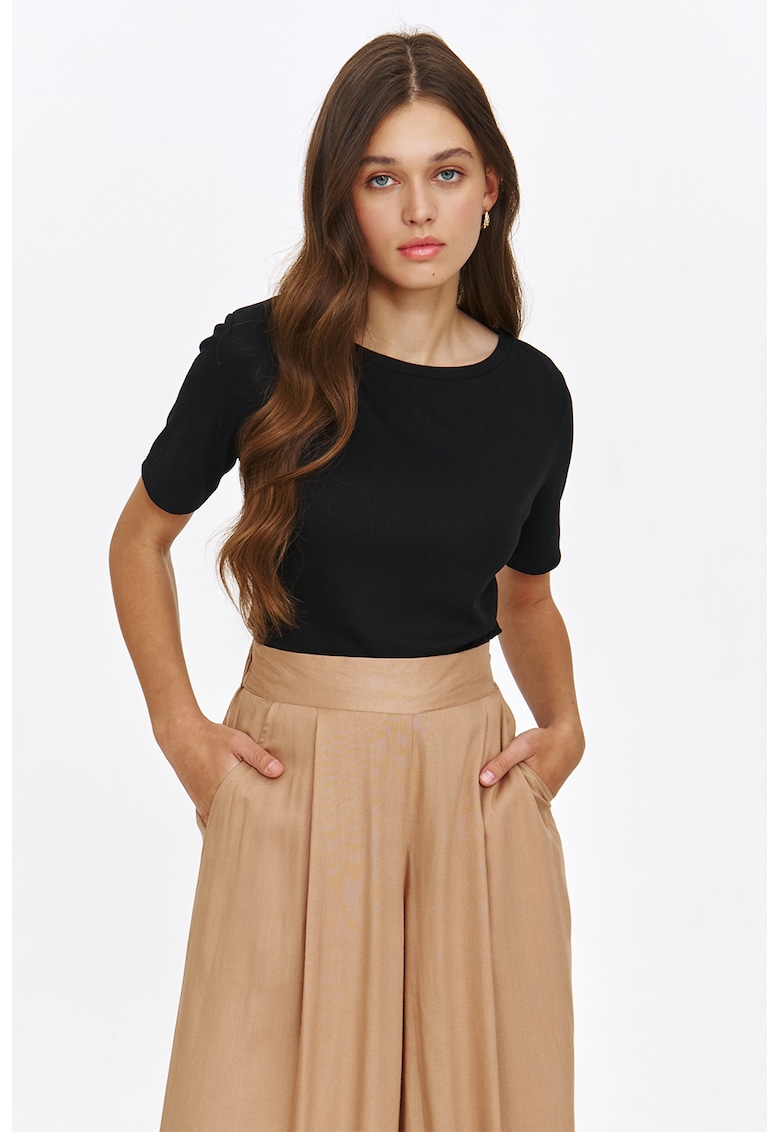 Tricou striat cu decolteu la baza gatului