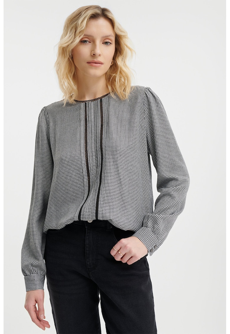 Bluza lejera cu model