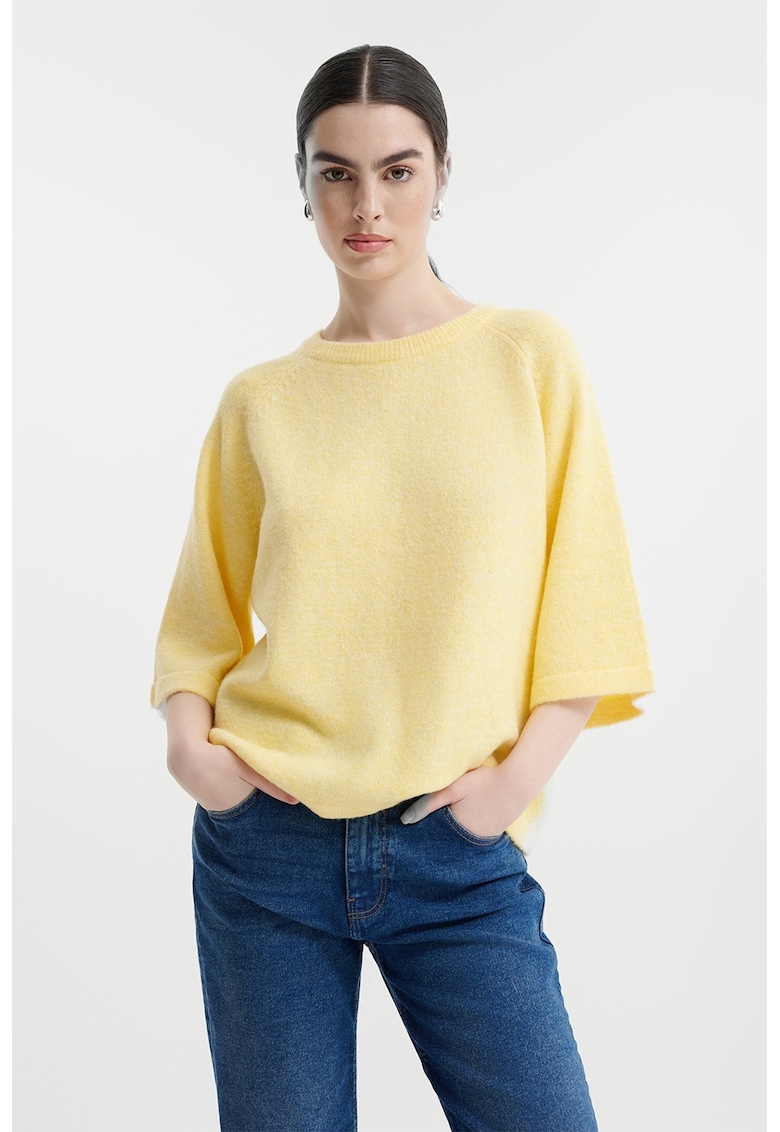 Pulover cu decolteu la baza gatului si maneci trei sferturi