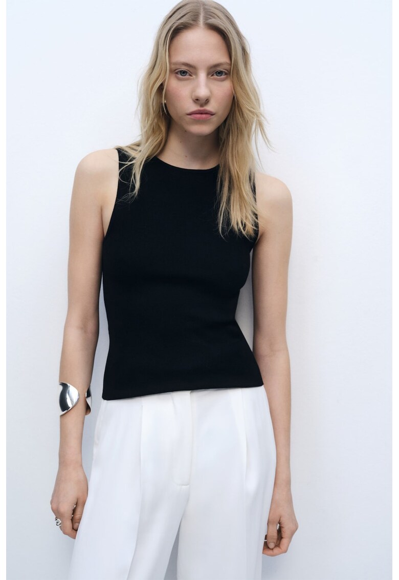 Top slim fit cu decolteu la baza gatului - Negru