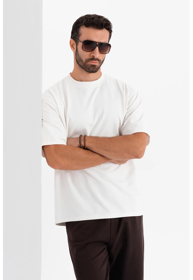 Tricou lejer cu decolteu la baza gatului