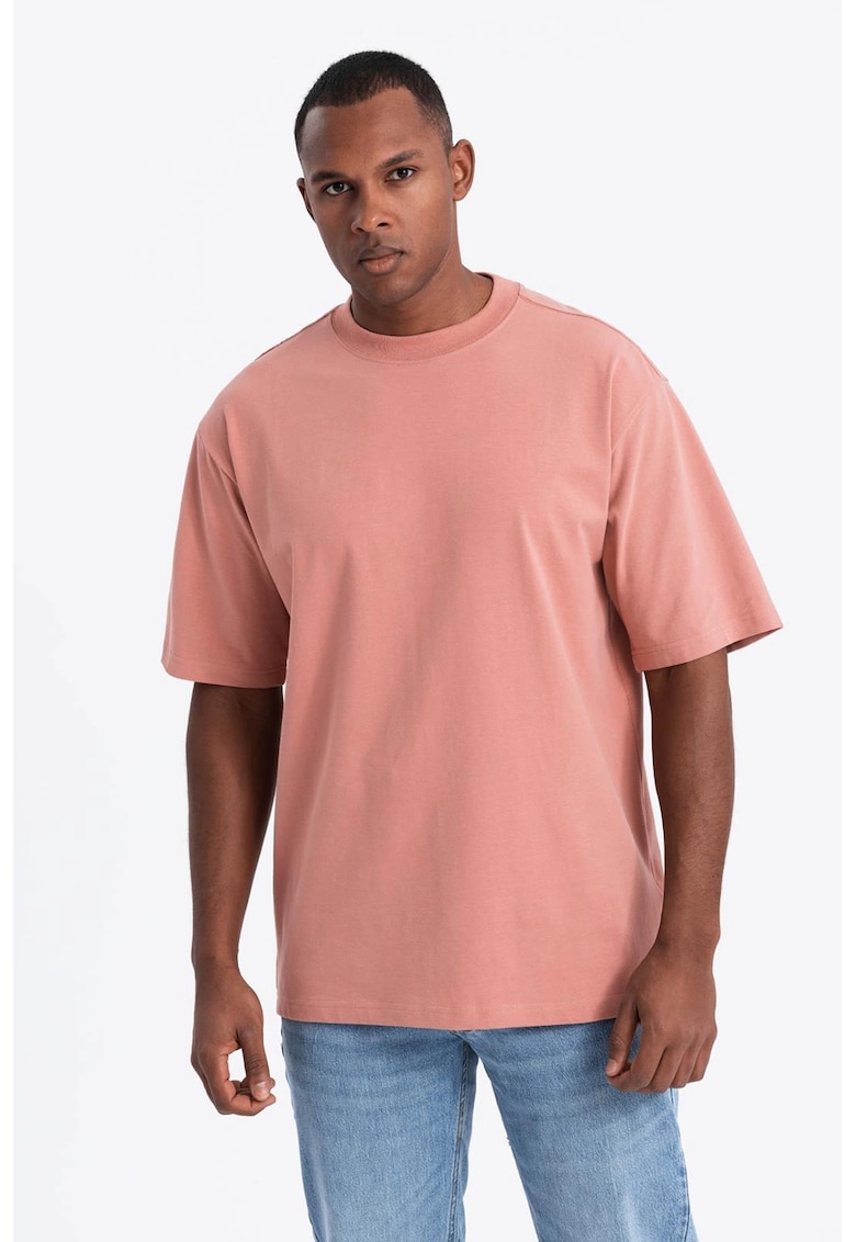 Tricou lejer cu decolteu la baza gatului