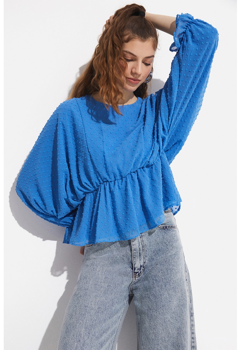 Bluza cu decolteu rotund si terminatie cu volane