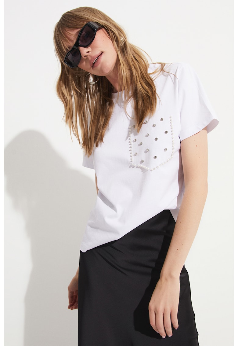 Tricou cu aplicatie pe piept cu strasuri