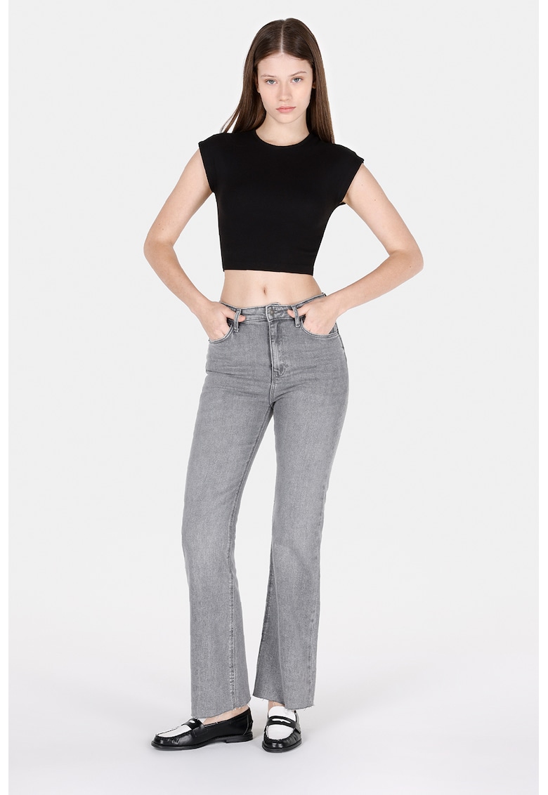 Blugi evazati cu terminatii franjurate