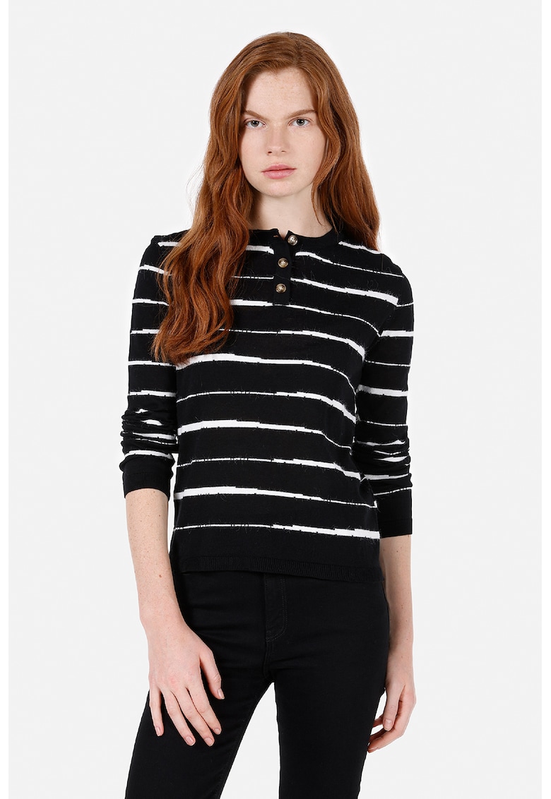 Pulover cu decolteu la baza gatului si dungi