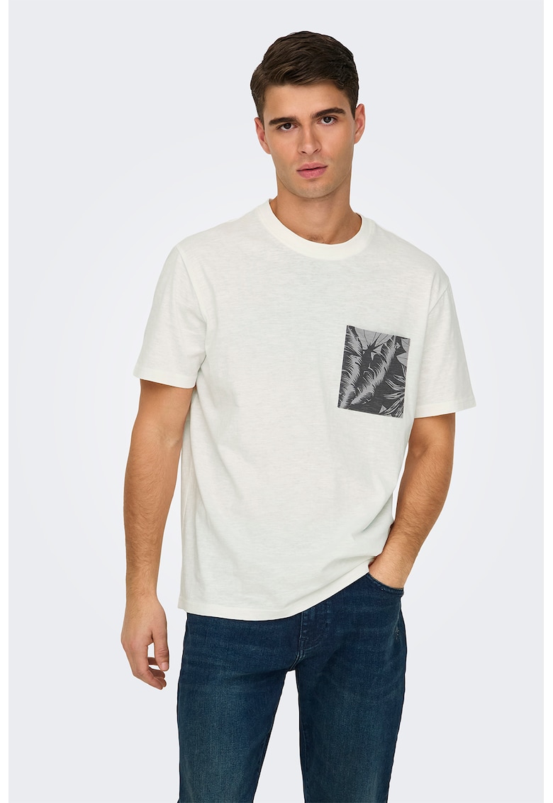 Tricou cu decolteu la baza gatului