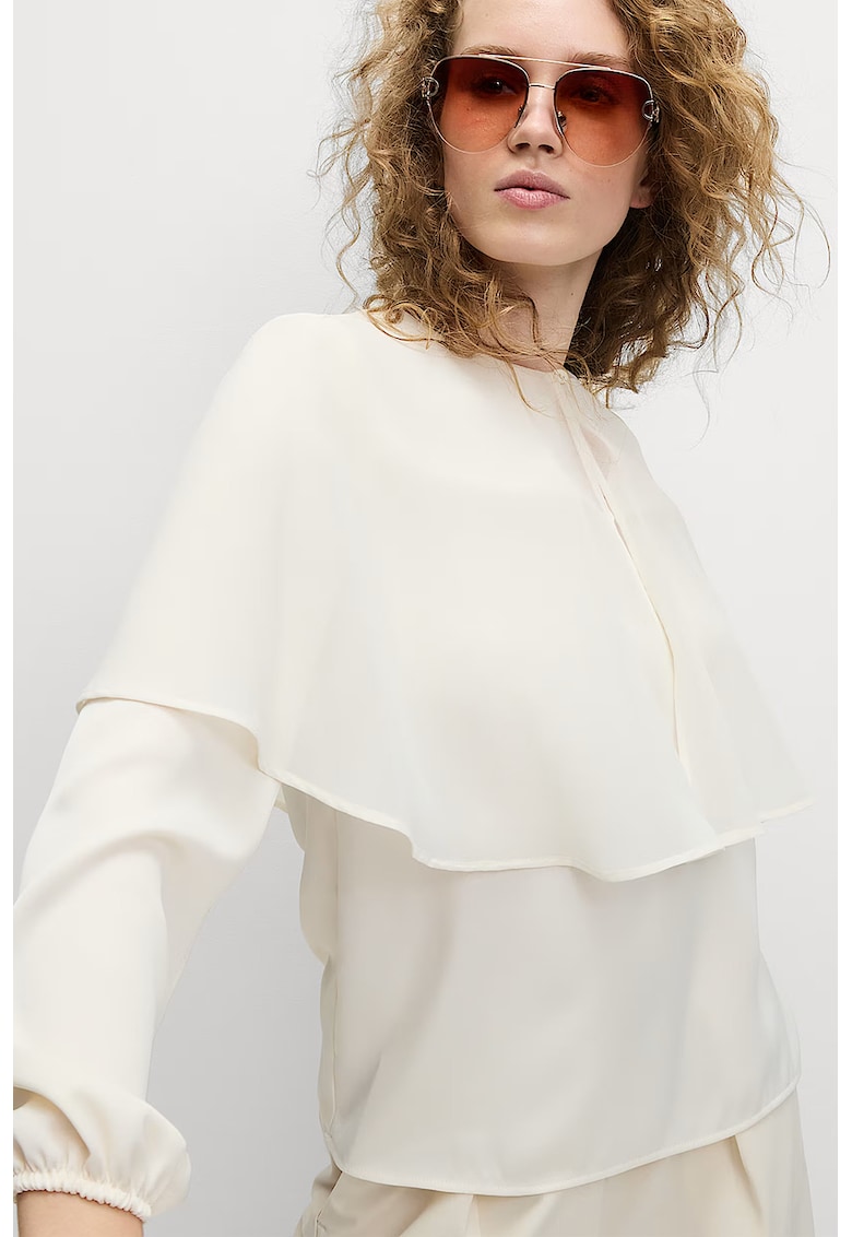 Bluza lejera cu decolteu la baza gatului