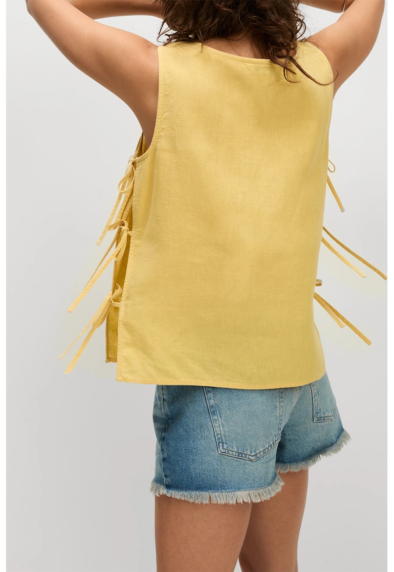 Top lejer din amestec de in cu decupaje laterale