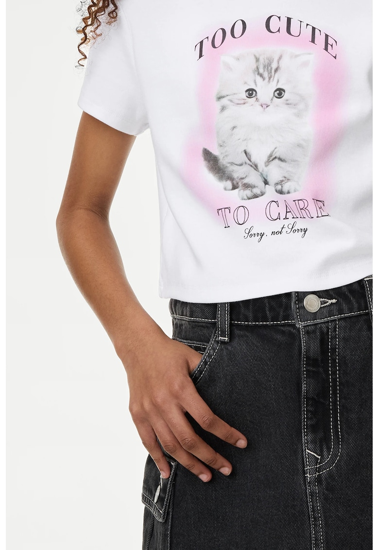 Tricou cu imprimeu si decolteu la baza gatului