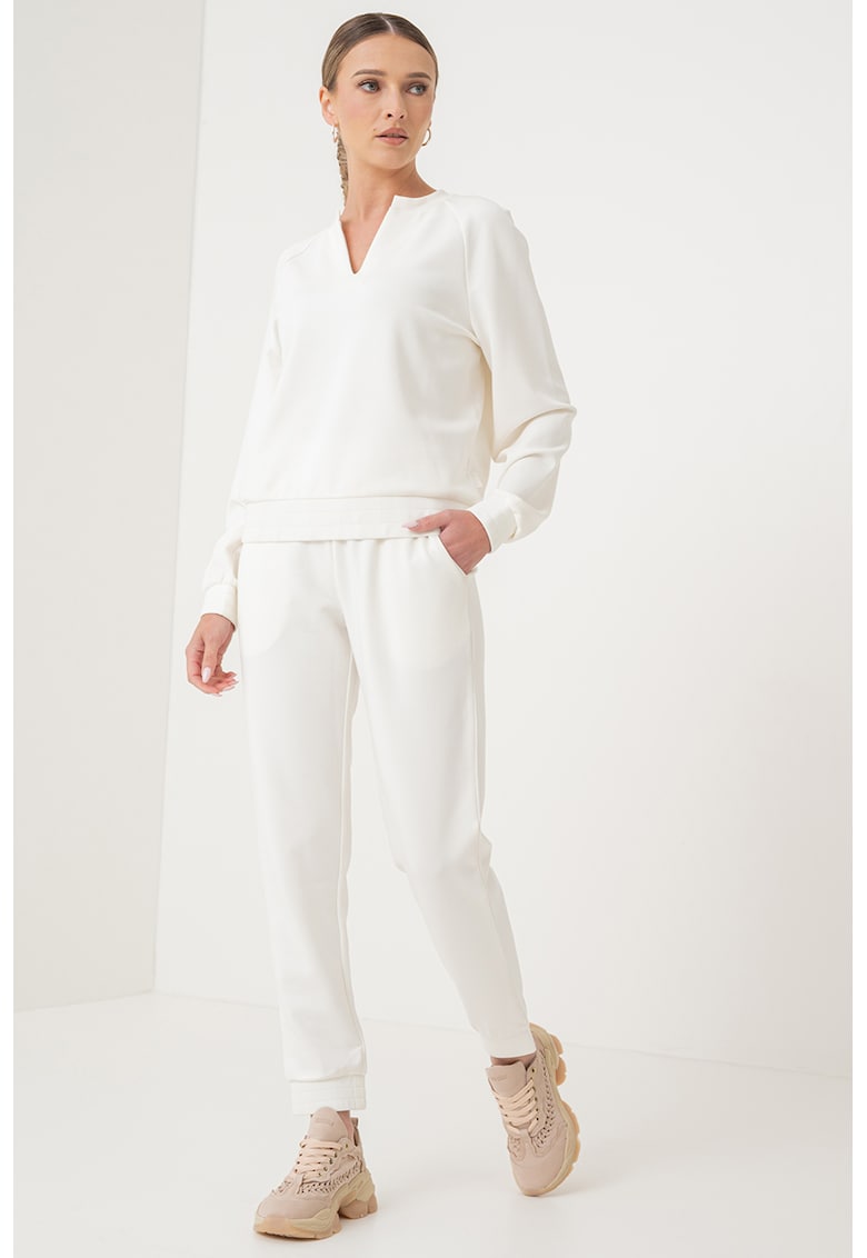 Costum sport cu logo brodat pe partea din spate - pentru fitness