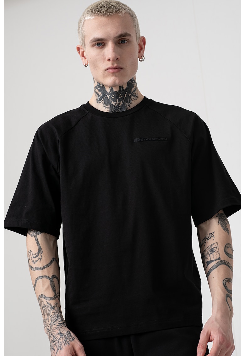 Tricou cu perforatii pe spate