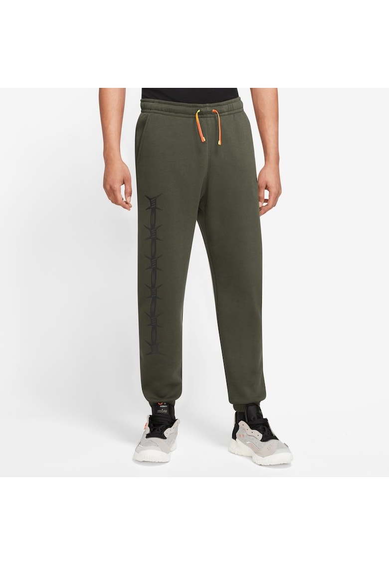 Pantaloni pentru Barbati - m j flt mvp stmt gfx flc pant - DV1605-325 - Verde Pantaloni pentru Barbati - m j flt mvp stmt gfx flc pant - DV1605-325 - Verde