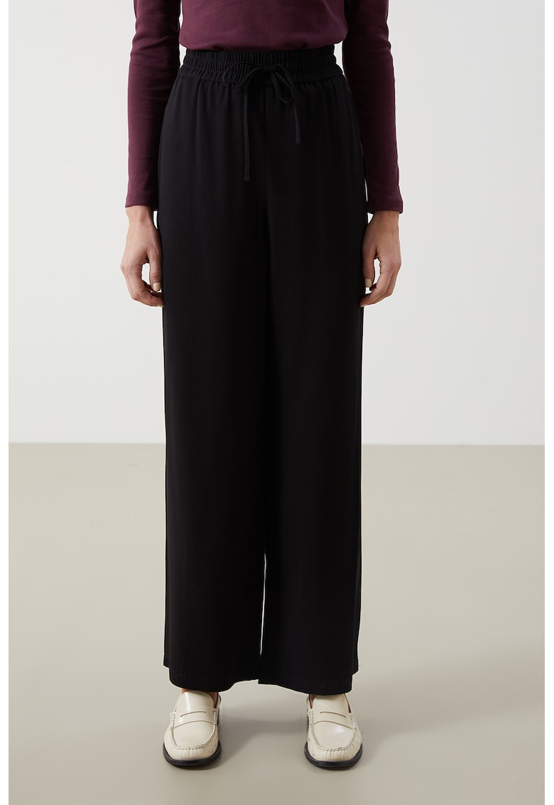 Pantaloni cu croiala ampla si talie ajustabila
