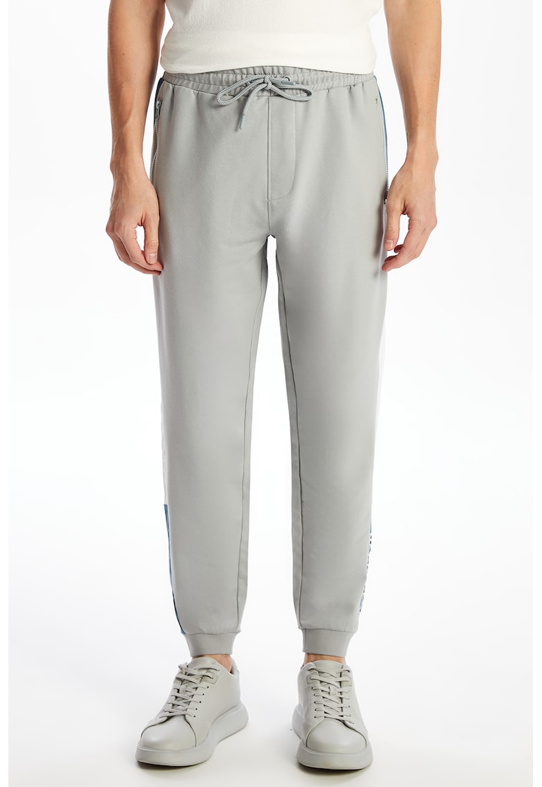 Pantaloni de trening cu buzunare cu fermoar