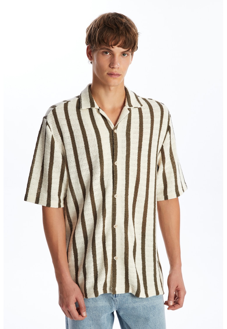 Camasa relaxed fit cu model in dungi si maneci medii Camasa relaxed fit cu model in dungi si maneci medii