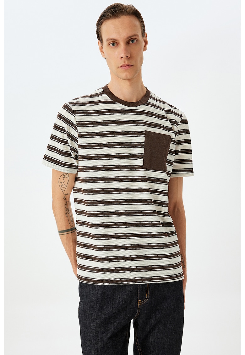 Tricou cu dungi si buzunar pe piept