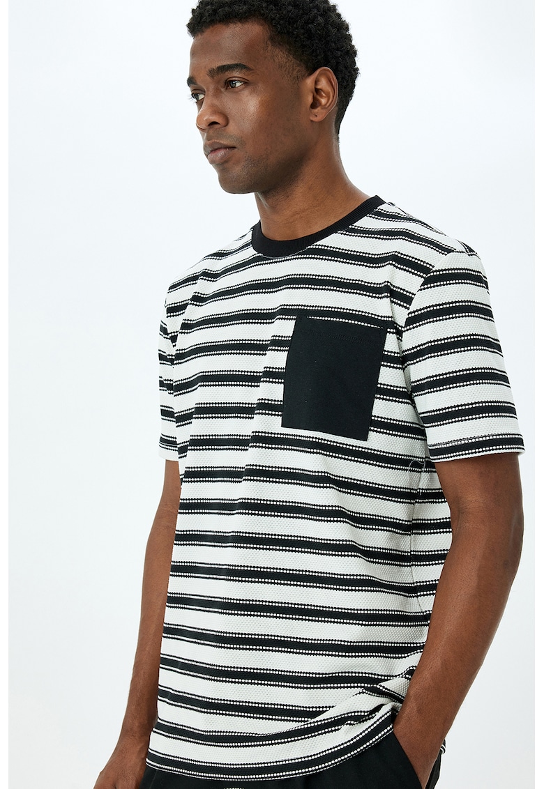 Tricou cu dungi si buzunar pe piept