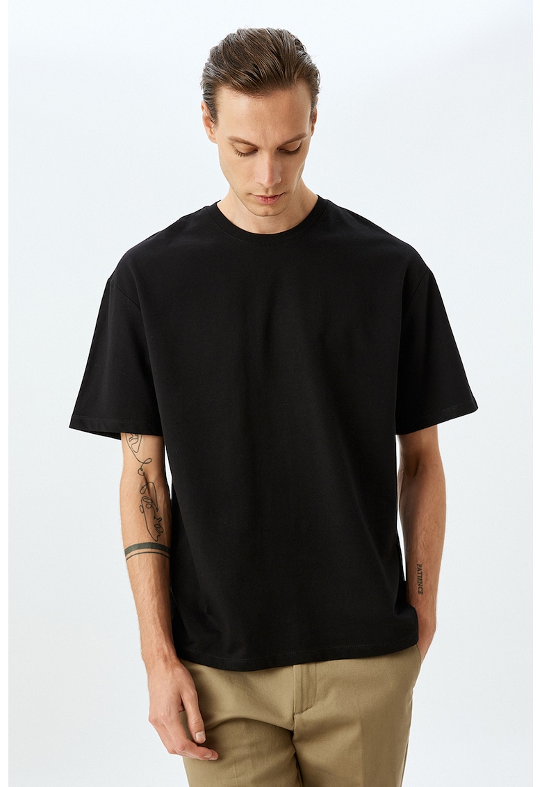 Tricou regular fit cu decolteu la baza gatului - Negru