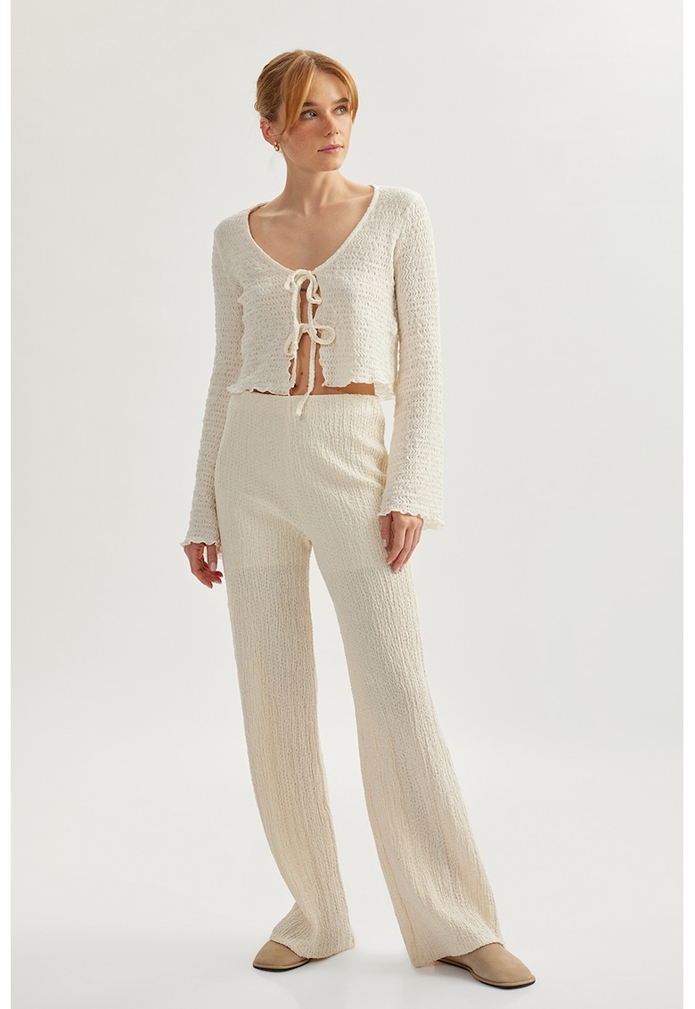 Pantaloni evazati si texturati