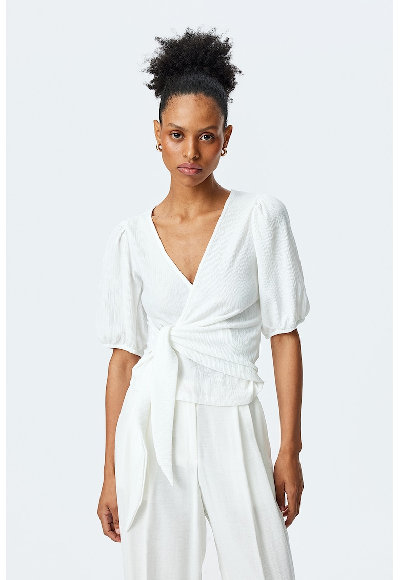 Tricou cu decolteu in V si model petrecut