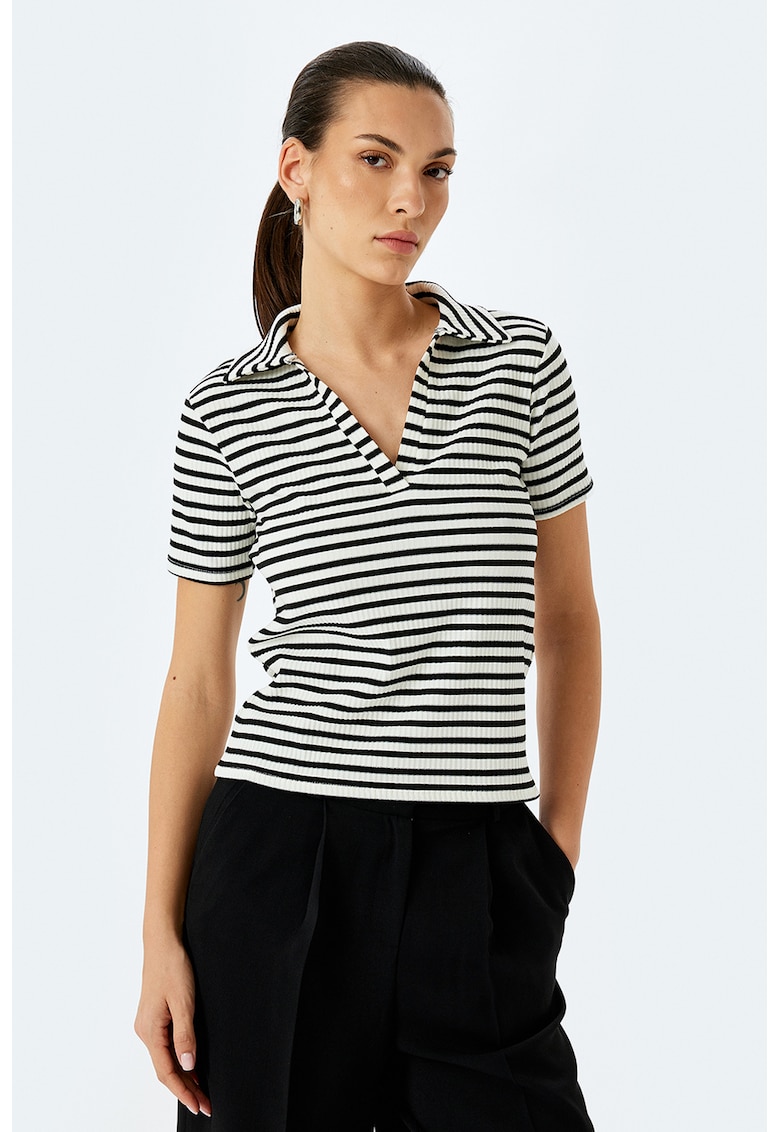 Tricou cu decolteu in V si model in dungi Tricou cu decolteu in V si model in dungi