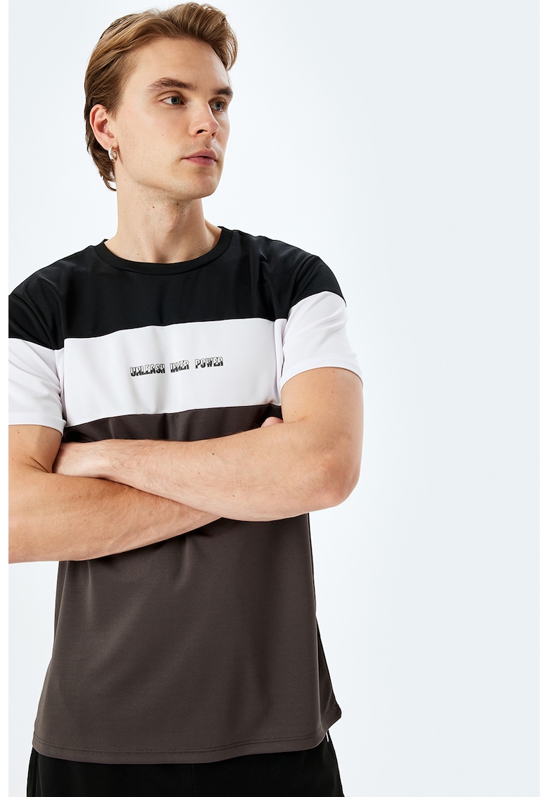 Tricou cu decolteu la baza gatului si text - Alb/Maro inchis/Negru