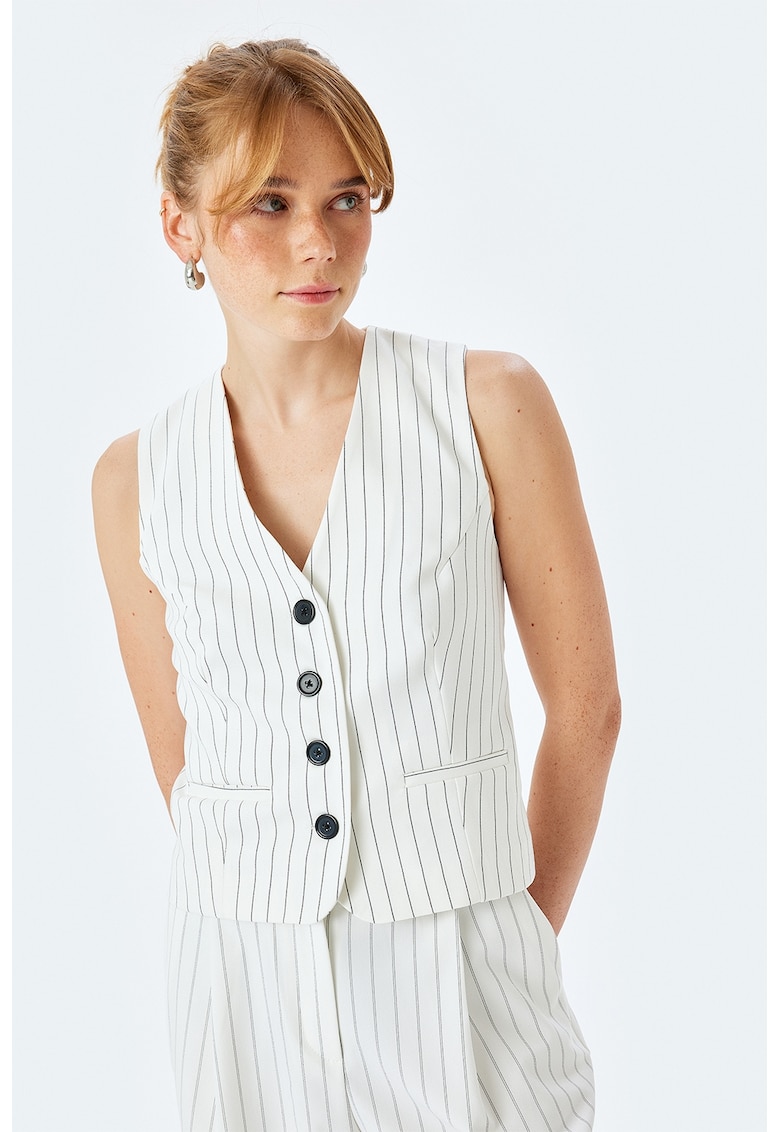 Vesta cu dungi si nasturi