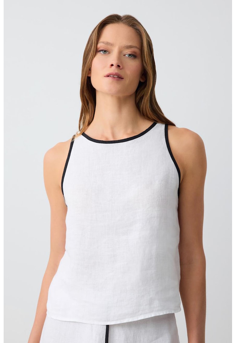 Top de in cu detalii contrastante