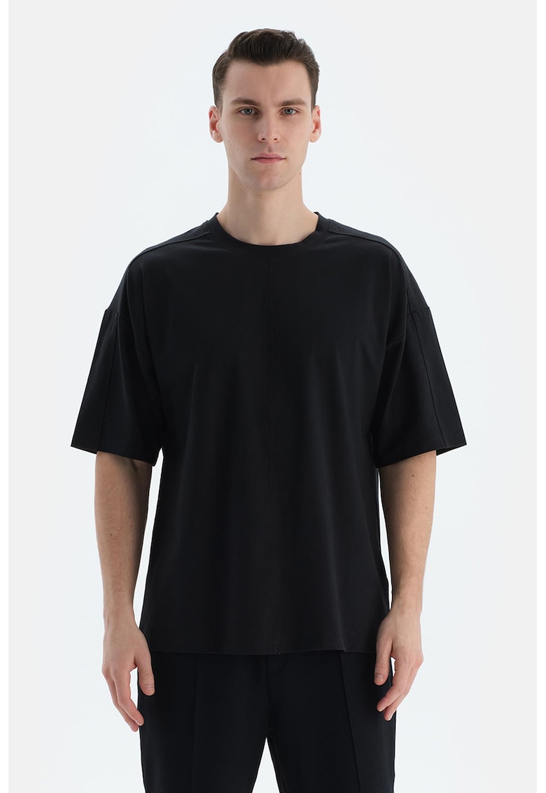 Tricou cu decolteu la baza gatului - Negru