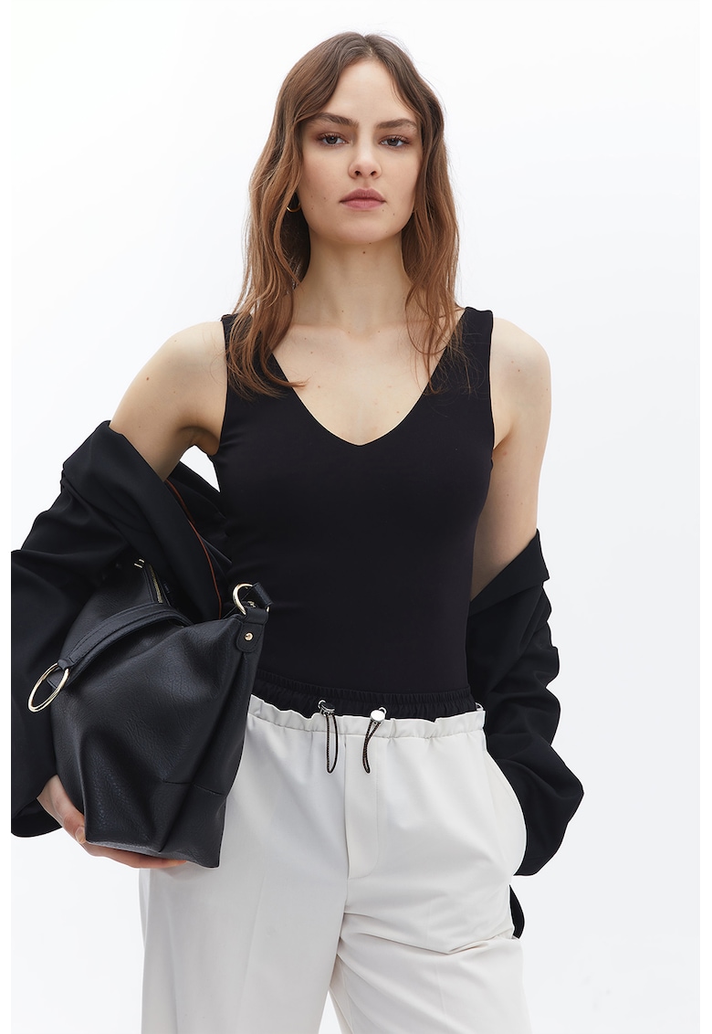 Body slim fit cu decolteu in V