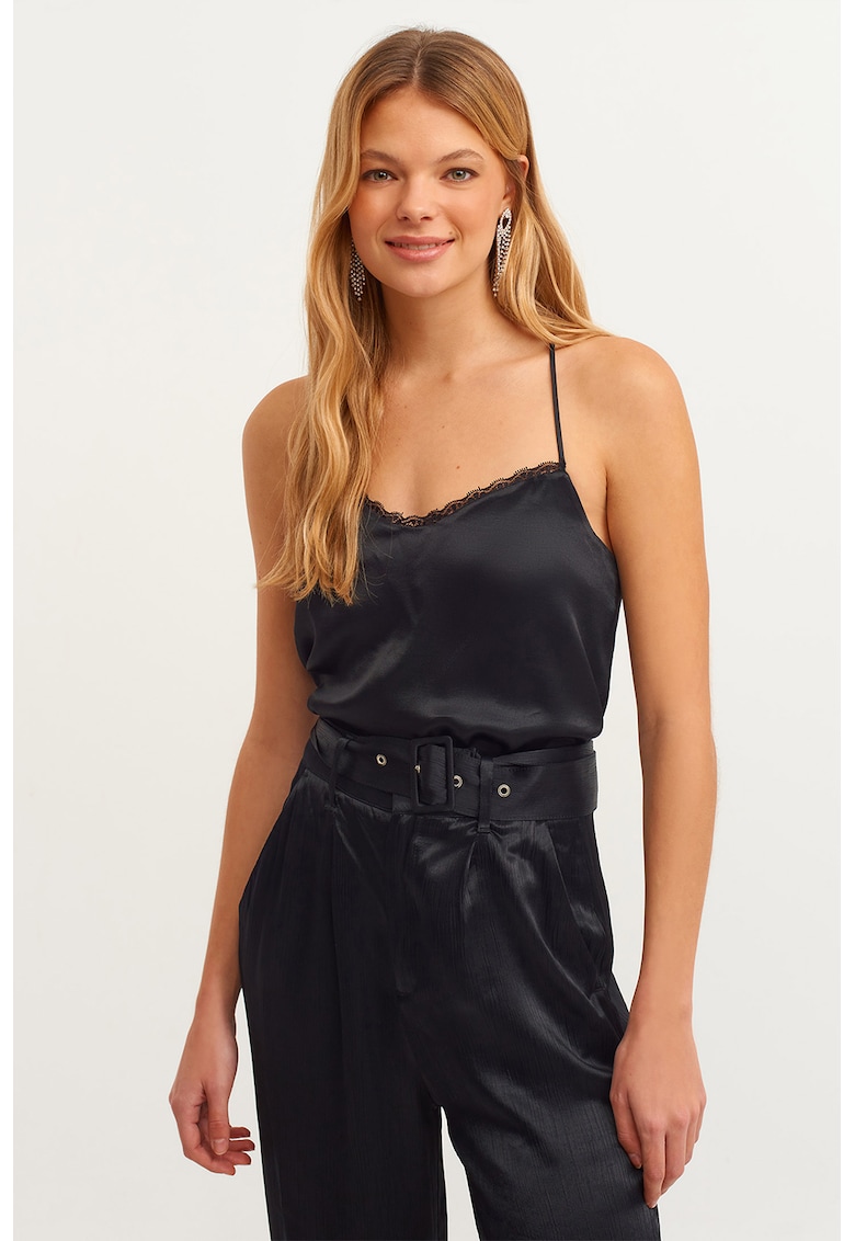 Top cu aspect satinat si detaliu cu dantela