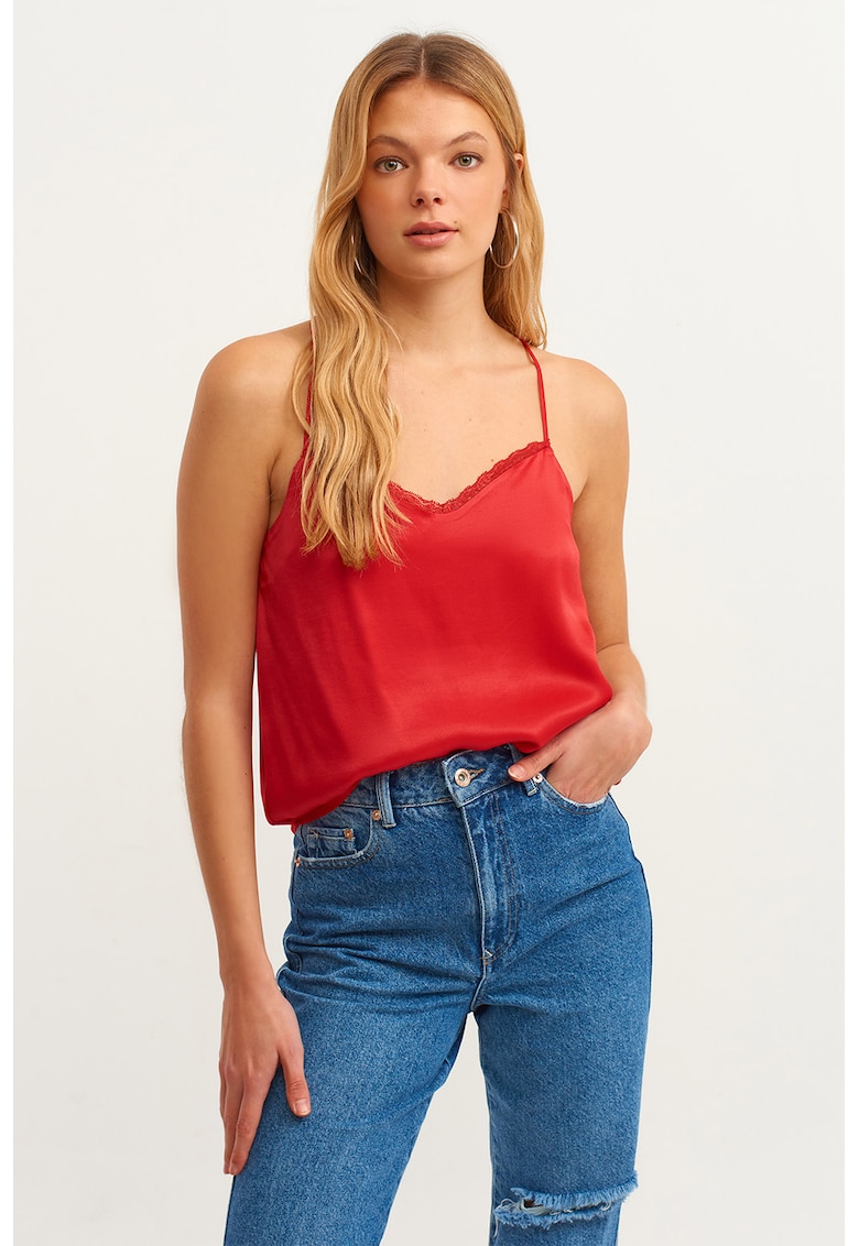 Top cu aspect satinat si detaliu cu dantela