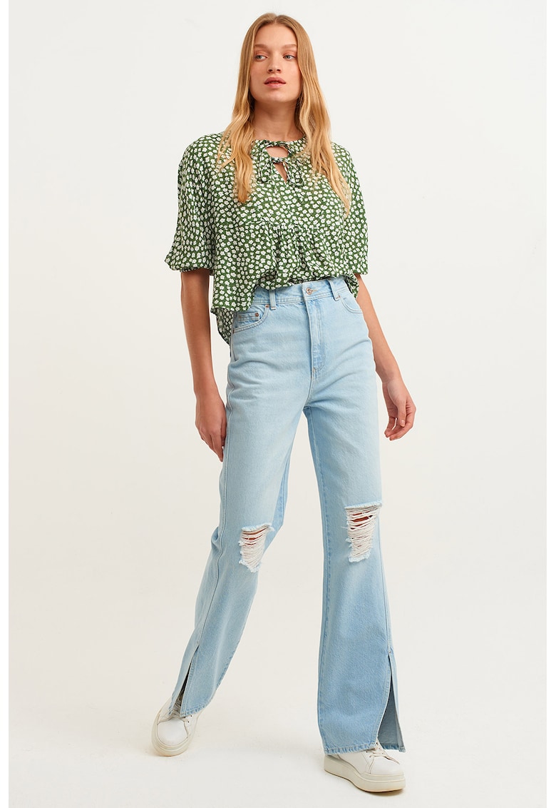 Blugi evazati cu talie inalta si aspect deteriorat