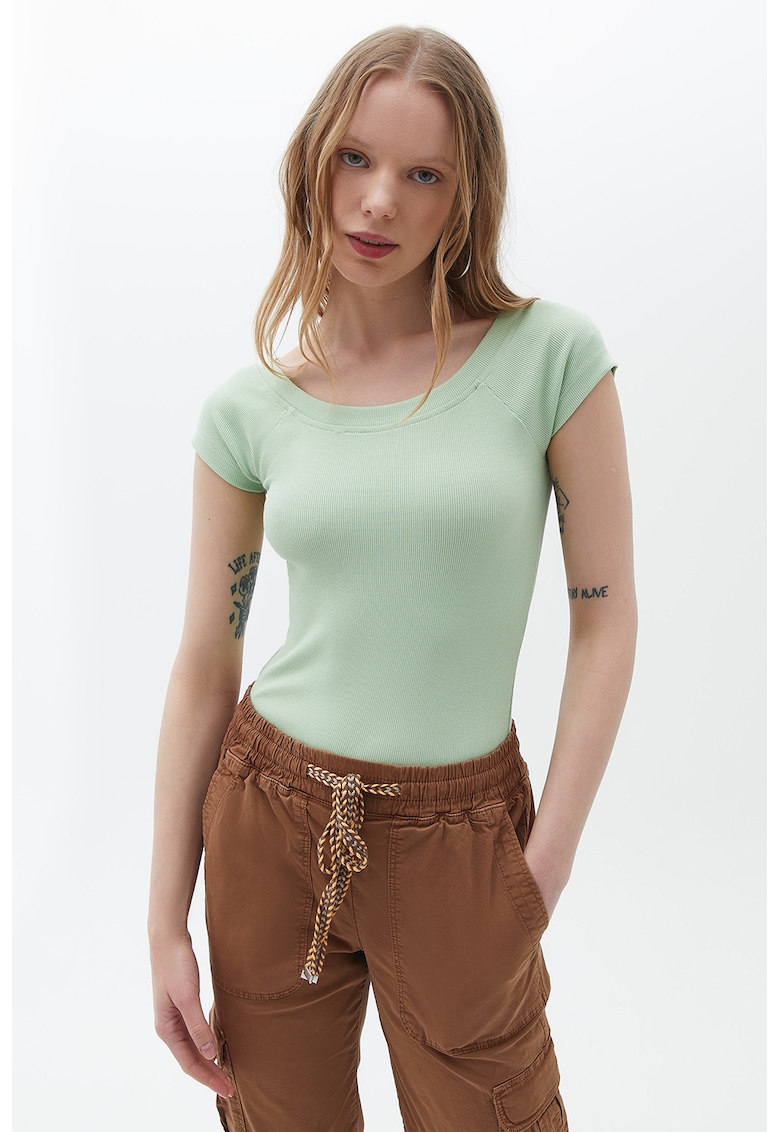 Tricou slim fit cu decolteu rotund si aspect striat