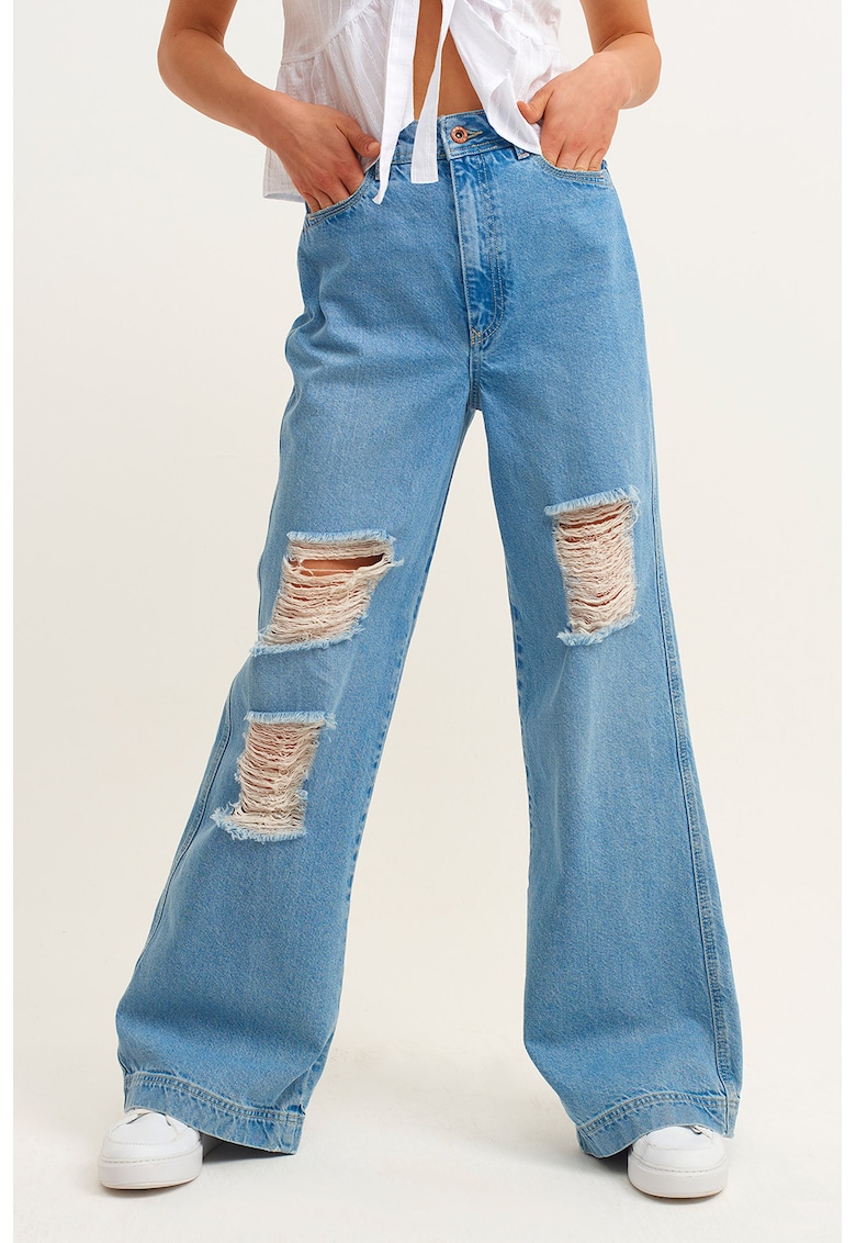 Blugi evazati cu detalii cu aspect deteriorat