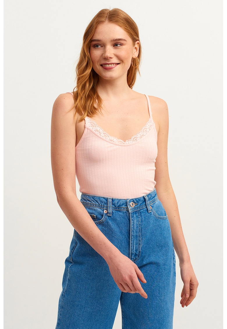 Top cu detalii din dantela
