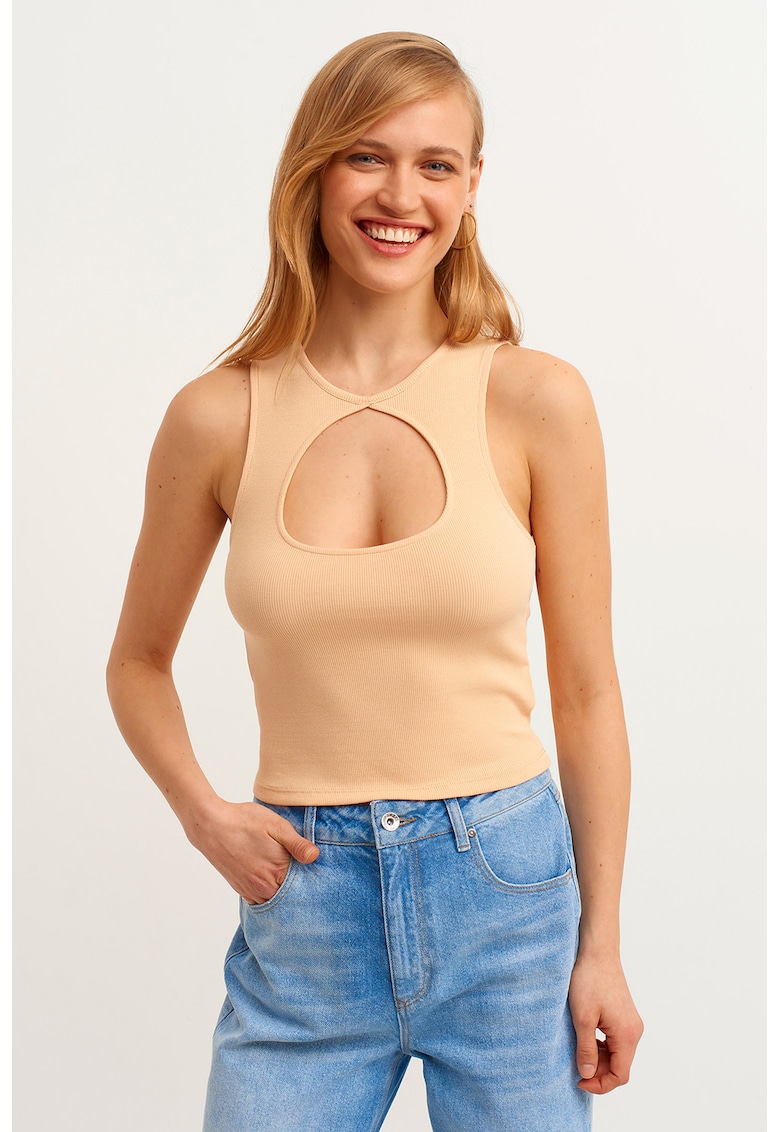 Top cu decupaj frontal