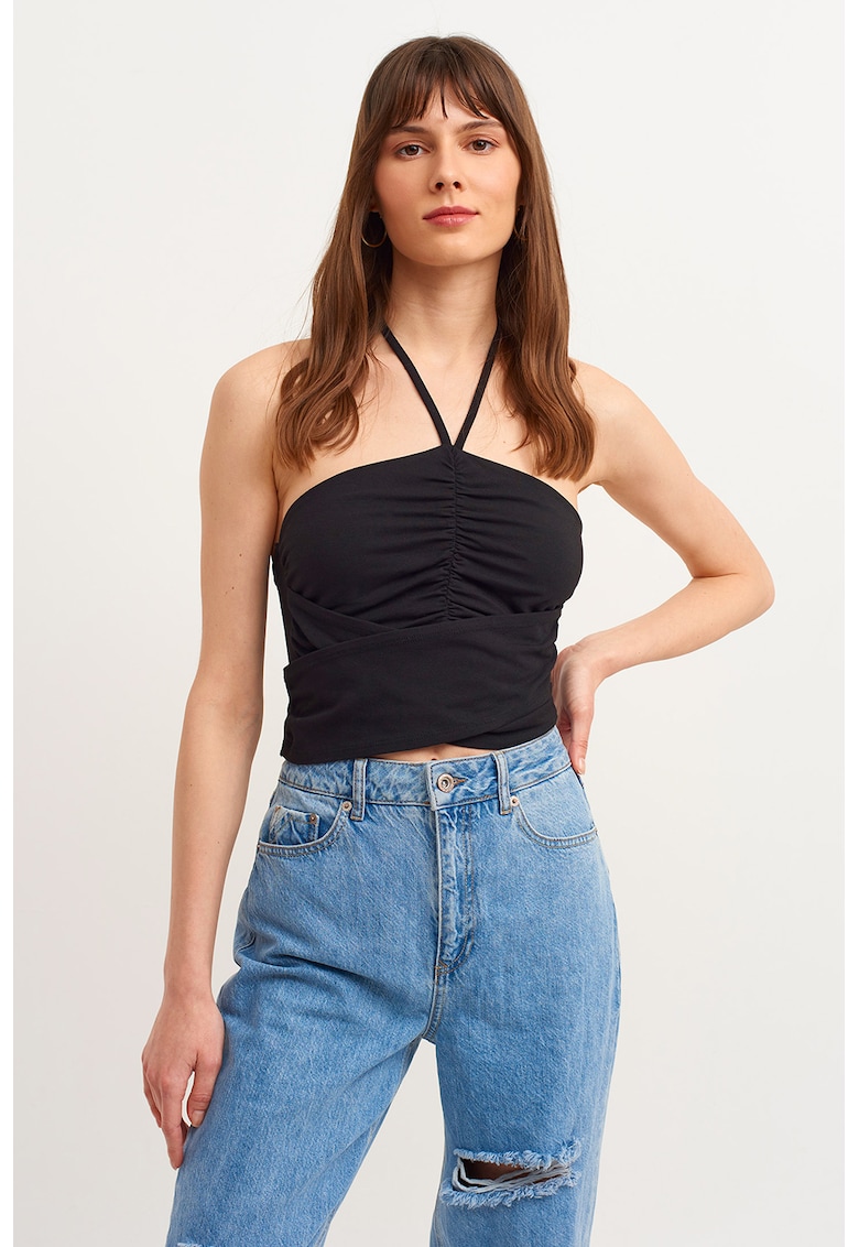 Top crop cu decolteu halter